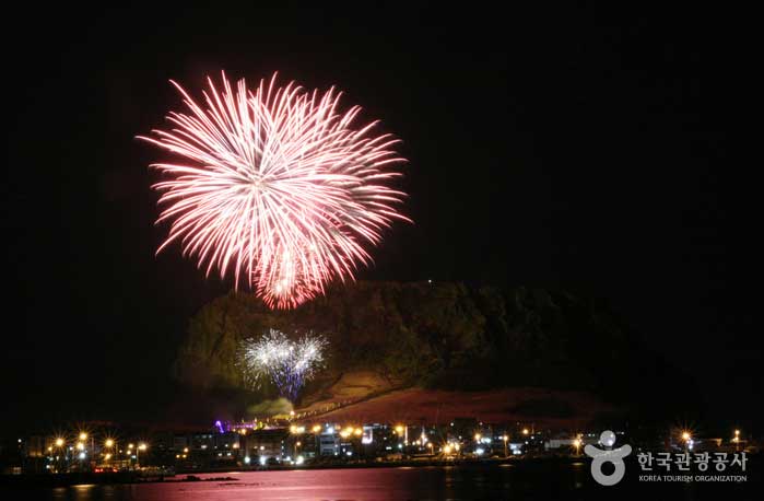 Fuegos artificiales, lo más destacado del Festival Seongsan Sunrise - Seogwipo, Jeju, Corea (https://codecorea.github.io)