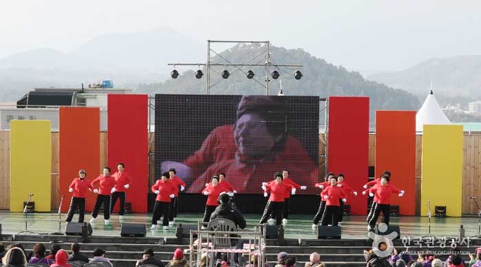 Aufführungen von Einheimischen vorbereitet - Seogwipo, Jeju, Korea (https://codecorea.github.io)