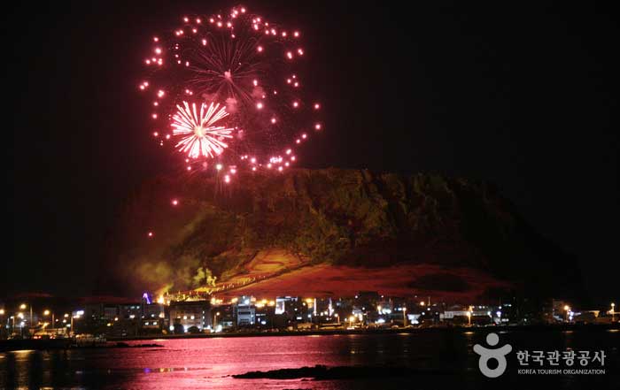Feuerwerk, der Höhepunkt des Seongsan Sunrise Festivals - Seogwipo, Jeju, Korea (https://codecorea.github.io)