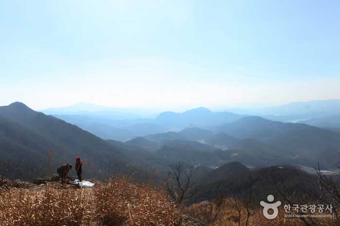 Madang Rock mit Blick auf die Eisentreppe - Hwasun-gun, Jeollanam-do, Korea (https://codecorea.github.io)