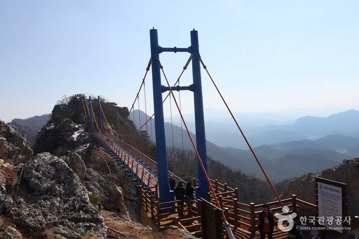 Небесный мост, соединяющий скалы Маданг и Темпл-Рок в Пэк-Асане - Хвасун-гун, Чолланам-до, Корея (https://codecorea.github.io)