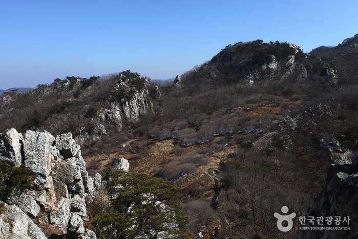 Vue panoramique de Madangbawi vers la ferme touristique - Hwasun-gun, Jeollanam-do, Corée (https://codecorea.github.io)