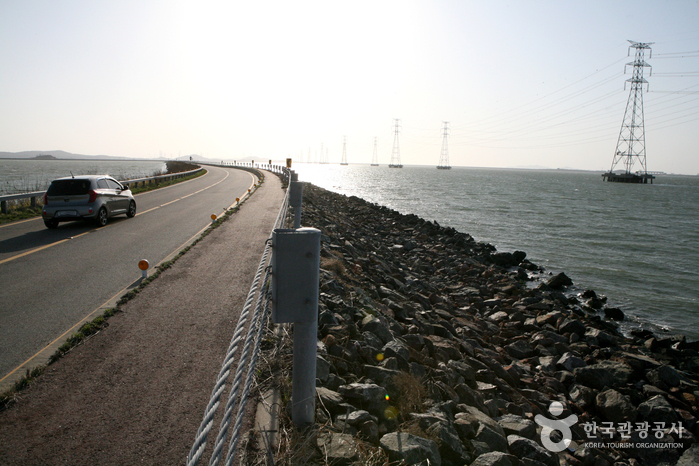 Carretera a lo largo de la torre de transmisión de la central eléctrica de marea Sihwaho - Hwaseong-si, Gyeonggi-do, Corea (https://codecorea.github.io)