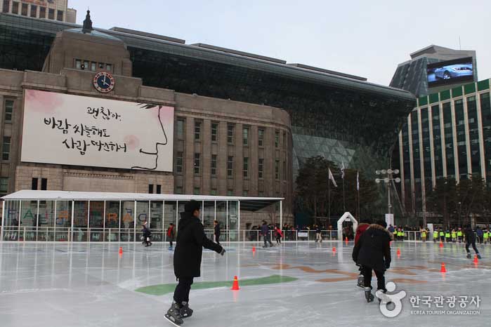 Gens appréciant le patinage - Jung-gu, Séoul, Corée (https://codecorea.github.io)