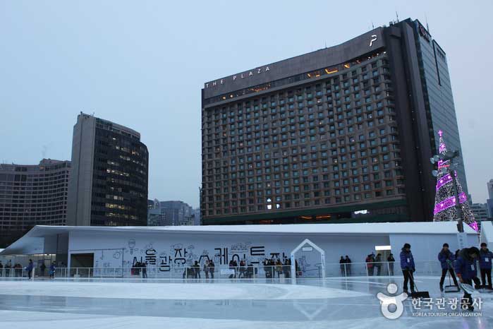 Une vue de la patinoire de Seoul Plaza au coucher du soleil - Jung-gu, Séoul, Corée (https://codecorea.github.io)