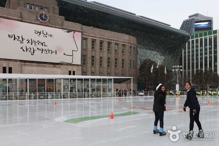 Adolescentes disfrutando de la pista de patinaje de la Plaza de Seúl - Jung-gu, Seúl, Corea (https://codecorea.github.io)