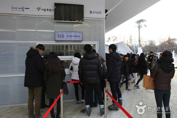 Когда вы идете вдоль внешней границы, вы найдете билетную кассу. - Чон-гу, Сеул, Корея (https://codecorea.github.io)