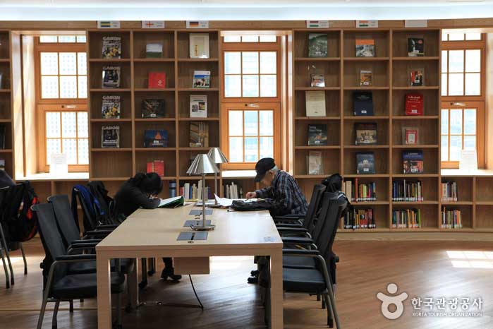 Как насчет весенней библиотеки даты? Сеульская библиотека и Сеульская площадь - Чон-гу, Сеул, Корея