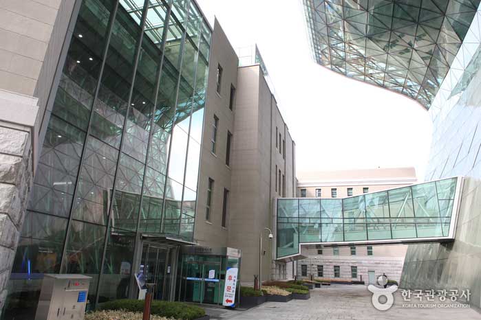 Задние ворота Сеульской библиотеки - Чон-гу, Сеул, Корея (https://codecorea.github.io)