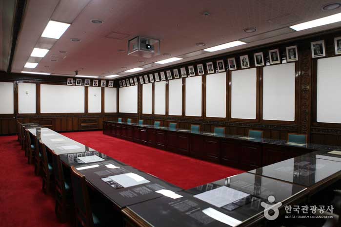 Sala de situación de planificación durante el antiguo edificio de oficinas de la sección de restauración del tercer piso de la Biblioteca de Seúl - Jung-gu, Seúl, Corea (https://codecorea.github.io)