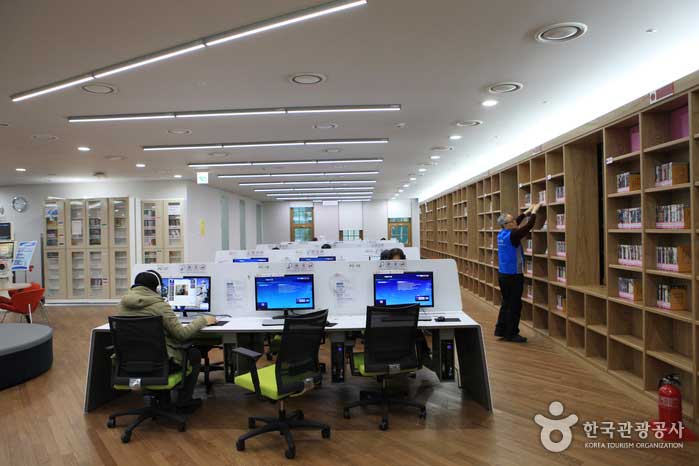 Sala de datos digitales en el segundo piso. - Jung-gu, Seúl, Corea (https://codecorea.github.io)