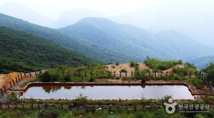 Eine Anlage, in der Kohlengruben-Sickerwasser gesammelt und gefiltert wird - Jeongseon-gun, Gangwon-do, Korea (https://codecorea.github.io)