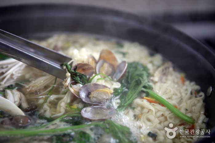 Мгновенное калгуксу варят в свежем моллюске - Seosan, Chungnam, Южная Корея (https://codecorea.github.io)