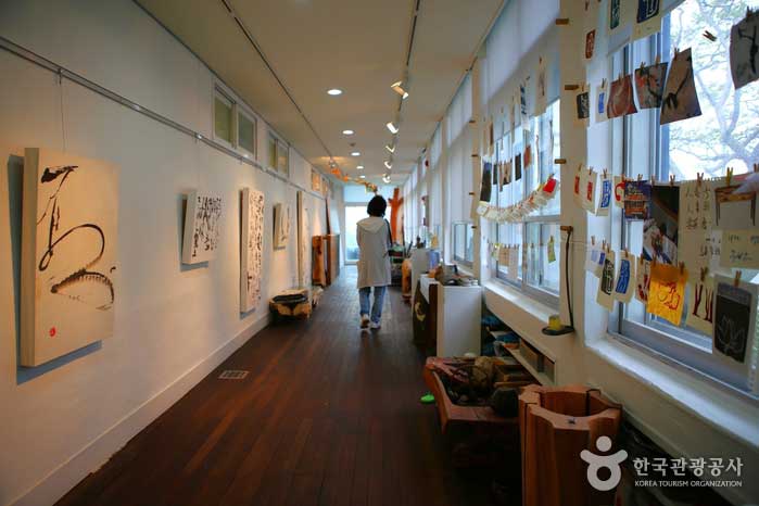 Прихожая, выставочный зал - Seosan, Chungnam, Южная Корея (https://codecorea.github.io)