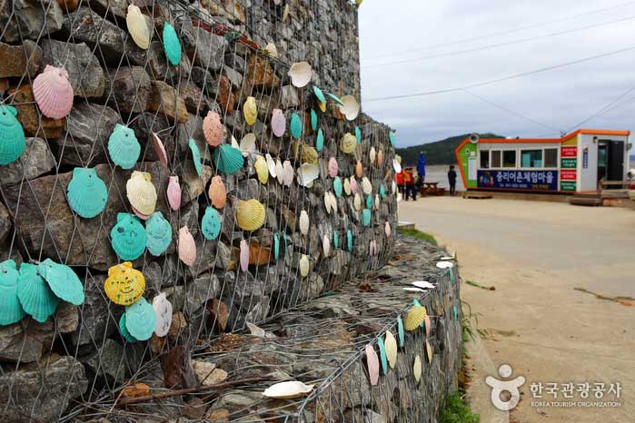 У входа в деревню висит раковина гребешка с желанием. - Seosan, Chungnam, Южная Корея (https://codecorea.github.io)