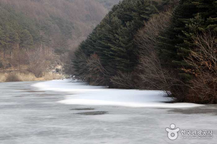 Jangam Reservoir in der Nähe von Spring - Pocheon, Gyeonggi-do, Korea (https://codecorea.github.io)