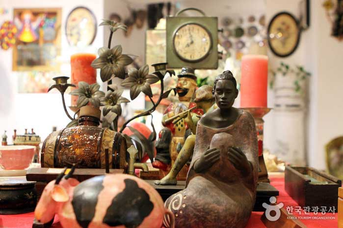 Verschiedene Antiquitäten und Requisiten aus der Antiquitätenhalle - Pocheon, Gyeonggi-do, Korea (https://codecorea.github.io)
