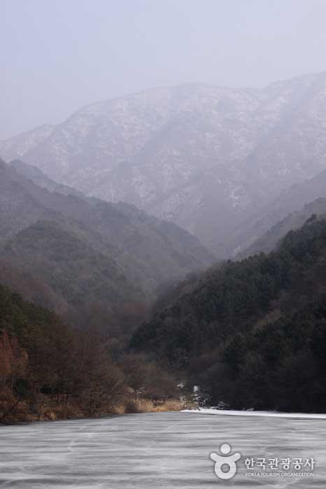 Réservoir de Janamam et hauts sommets du terrain de pêche sur glace - Pocheon, Gyeonggi-do, Corée (https://codecorea.github.io)
