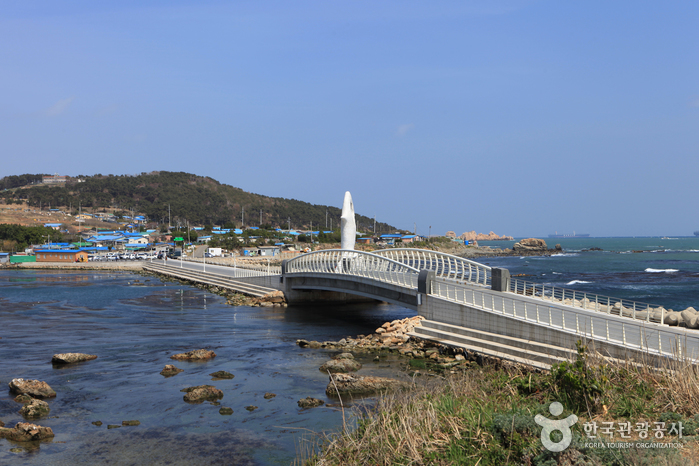 Pont de Seoldogyo reliant Island End Village et une île inhabitée - Dong-gu, Ulsan, Corée (https://codecorea.github.io)