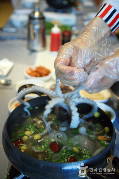 Der Anschein, den Tintenfisch in den Yeonpotang zu legen - Mokpo-si, Jeollanam-do, Korea (https://codecorea.github.io)