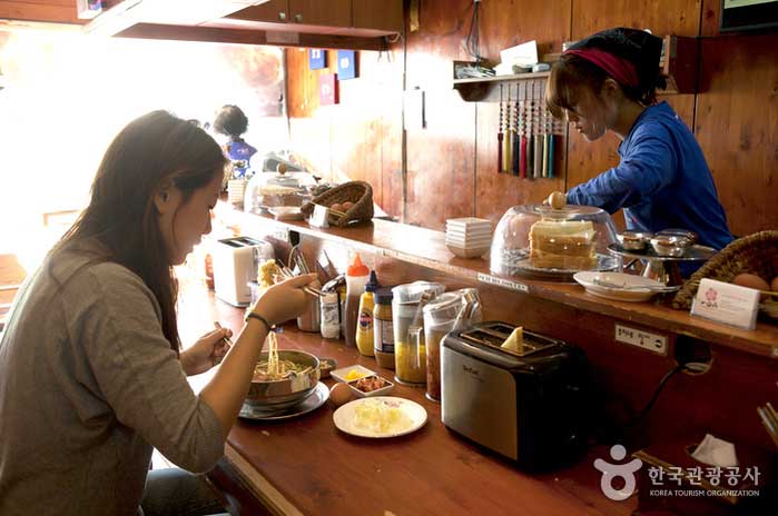 Рис с осьминогом и вареное яйцо, тосты и напитки - бесконечные запасы - Чонно-гу, Сеул, Корея (https://codecorea.github.io)