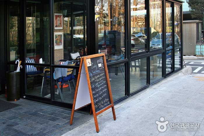 La zone près de Yeongdong 2nd et 3rd s'appelle Wine Street - Seocho-gu, Séoul, Corée (https://codecorea.github.io)