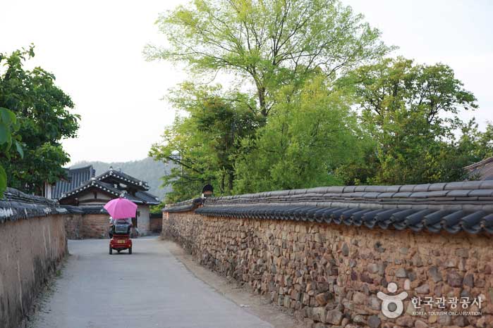 La plupart des villages sont des chemins de terre car ils pourraient couler si les pierres étaient empilées. - Andong, Gyeongbuk, Corée (https://codecorea.github.io)