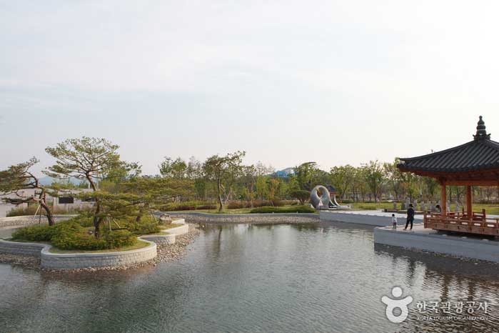 Demi-cercle sur le modèle de Gyeongju Donggung et Wolji - Andong, Gyeongbuk, Corée (https://codecorea.github.io)
