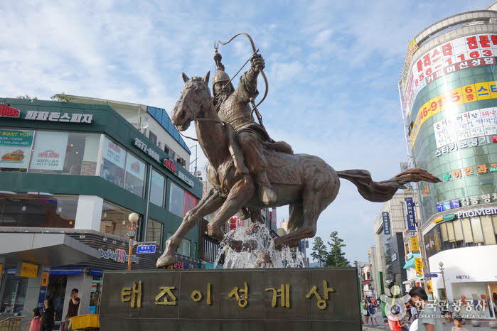 Statue von Lee Seong-Gye am Uijeongbu Happiness Road Square - Uijeongbu-si, Gyeonggi-do, Korea (https://codecorea.github.io)
