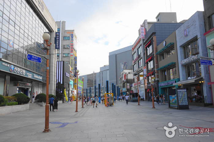 Straßenszene der Uijeongbu Happiness Road - Uijeongbu-si, Gyeonggi-do, Korea (https://codecorea.github.io)