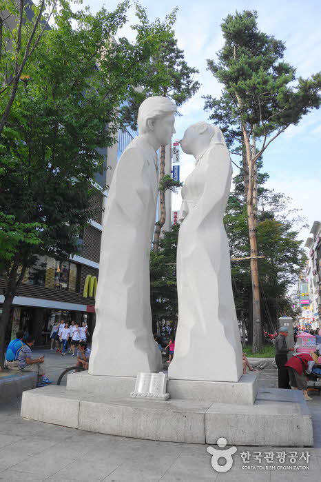 Estatua de felicidad de Uijeongbu - Uijeongbu-si, Gyeonggi-do, Corea (https://codecorea.github.io)