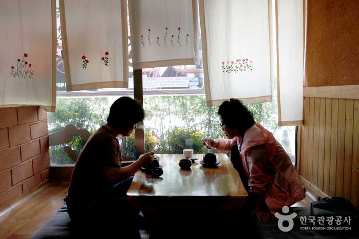 The simple decorated interior is comfortable - Jeongeup-si, Jeollabuk-do, Korea (https://codecorea.github.io)