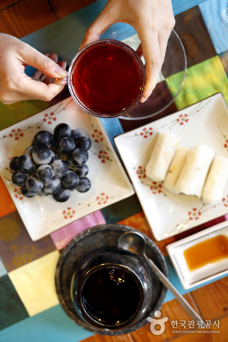 茶屋ではオミジャ茶はサンファタンと同じくらい人気があります。 - 韓国全羅北道全邑市 (https://codecorea.github.io)