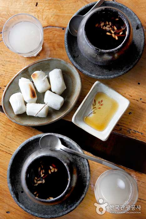 在Ssanghwatang中烘烤的Ssanghwa-tang和Sikhye作為服務出現 - 韓國全羅北道正邑市 (https://codecorea.github.io)