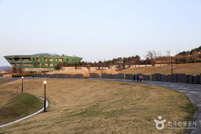 Памятники, которые продолжались бесконечно вокруг мемориальной башни - Чеджу, Чеджу, Корея (https://codecorea.github.io)