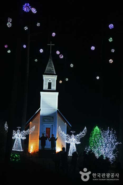 Weiße Kirche beliebt als Fotozone des Mondscheingartens - Gapyeong-gun, Südkorea (https://codecorea.github.io)