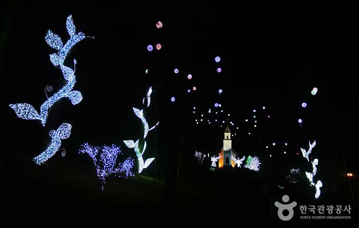 Scène de jardin au clair de lune avec église blanche - Gapyeong-gun, Corée du Sud (https://codecorea.github.io)