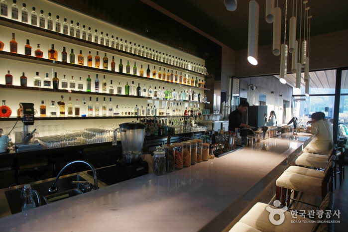 Bar avec différents gins - Corée, Séoul (https://codecorea.github.io)