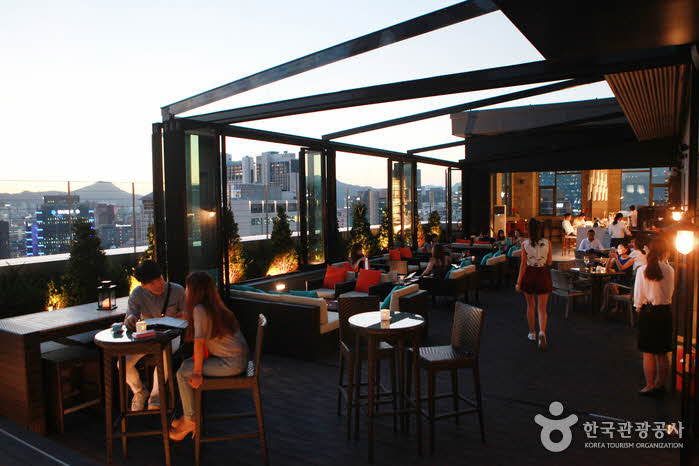 Bar sur le toit dans le centre-ville une nuit d'été - Corée, Séoul