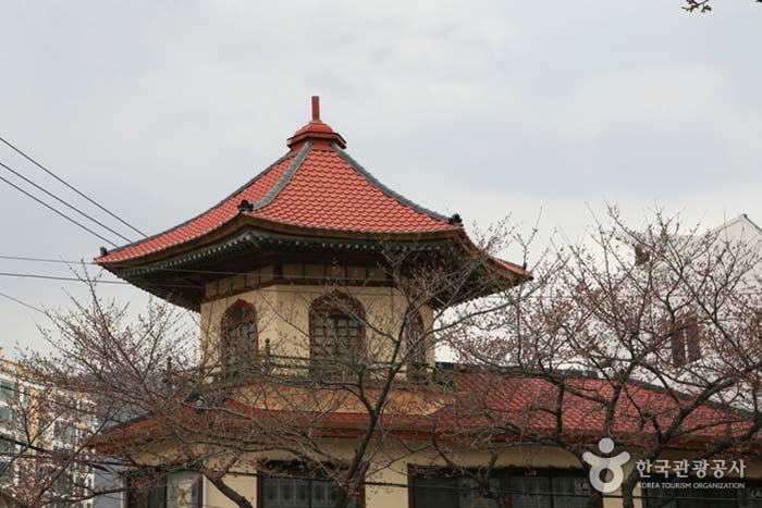 Крыша заострена, поэтому ее также называют «остроконечным домом» - Чангвон, Кённам, Южная Корея (https://codecorea.github.io)