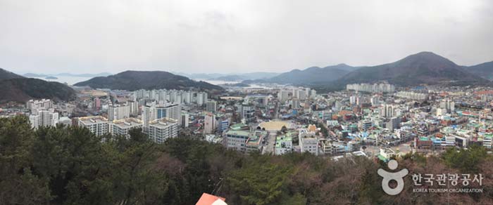 Une vue panoramique de Jinhae depuis l'observatoire de la tour Jinhae - Changwon, Gyeongnam, Corée du Sud (https://codecorea.github.io)