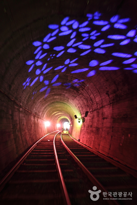 トンネルを通って - 春川、江原、韓国 (https://codecorea.github.io)