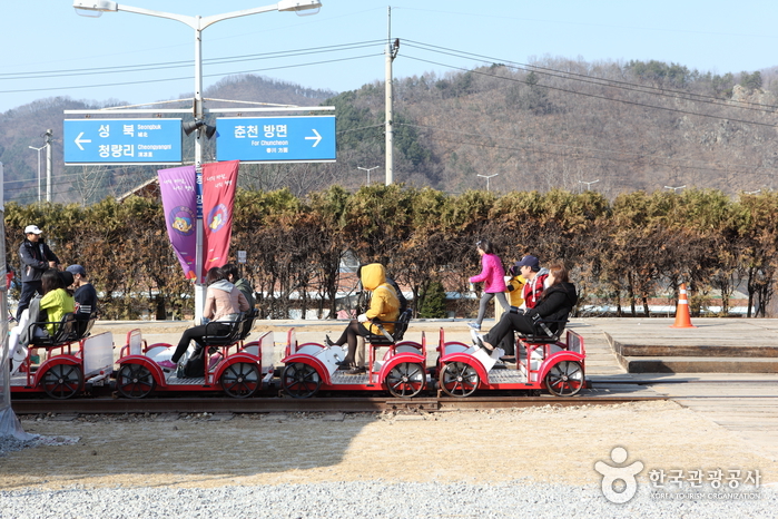 "Gangchon Rail Bike", das Erinnerungen an die alte Eisenbahnlinie der Gyeongchun-Linie trägt - Chuncheon, Gangwon, Korea