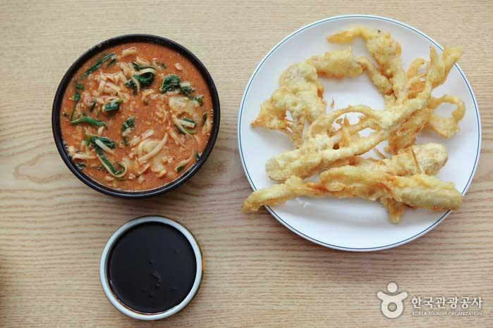 Porridge de ginseng et ginseng frits chez Geumsan Ginseng Porridge - Geumsan-gun, Chungnam, Corée du Sud (https://codecorea.github.io)