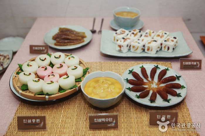 Musée Geumsan Ginseng présentant divers plats à base de ginseng - Geumsan-gun, Chungnam, Corée du Sud (https://codecorea.github.io)