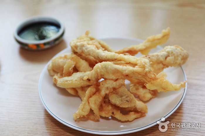 Ginseng frito en un restaurante por valor de 15,000 wones - Geumsan-gun, Chungnam, Corea del Sur (https://codecorea.github.io)