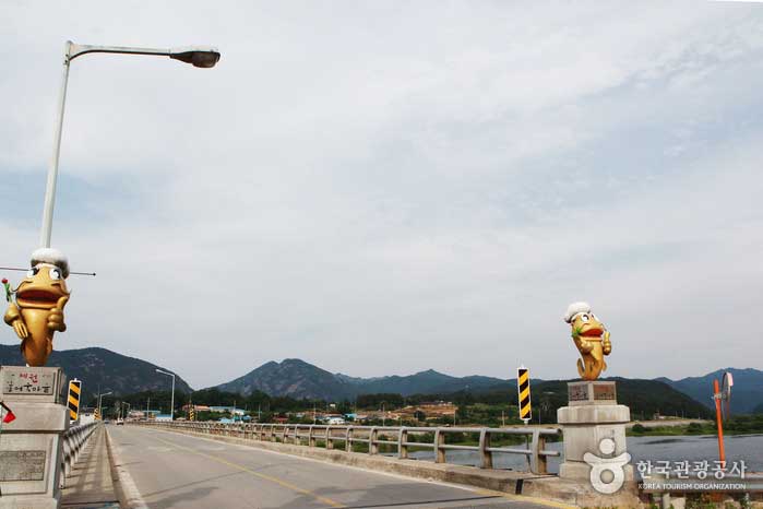 Juwelenbrücke im Dorf Geumsan Ginseng Jujuk - Geumsan-Kanone, Chungnam, Südkorea (https://codecorea.github.io)