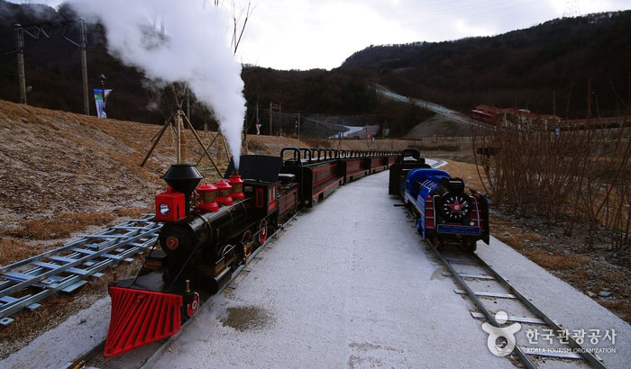 Steam train on the left, electric train on the right - Samcheok-si, Gangwon-do, Korea (https://codecorea.github.io)