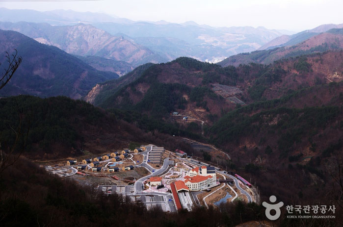 Vue depuis la zone d'embarquement des montagnes russes - Samcheok-si, Gangwon-do, Corée (https://codecorea.github.io)