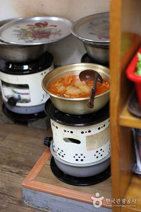 Infinitely refillable kimchi stew - Jung-gu, Incheon, Korea (https://codecorea.github.io)